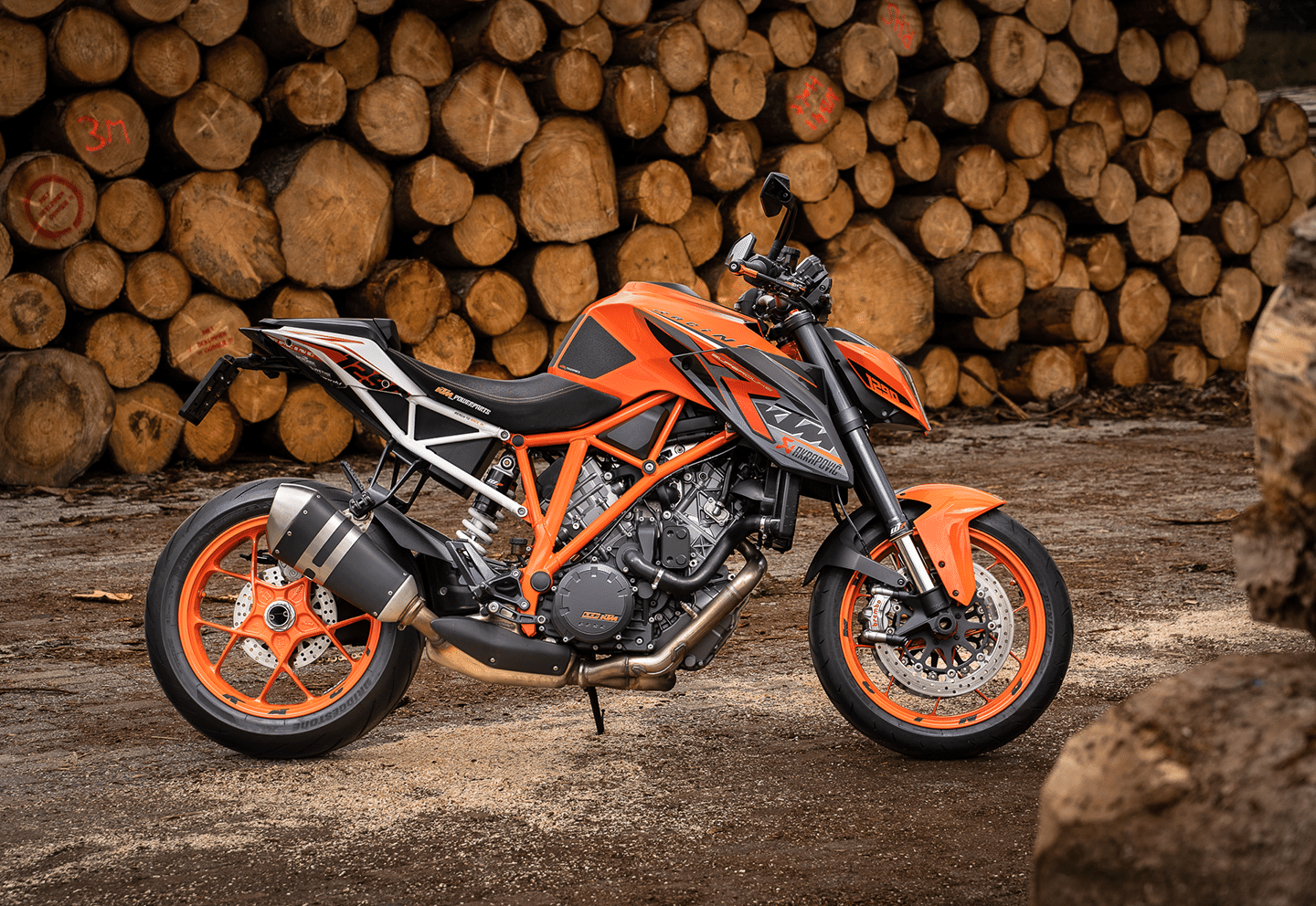 Motor foto Motorcycle orange KTM with wood in background