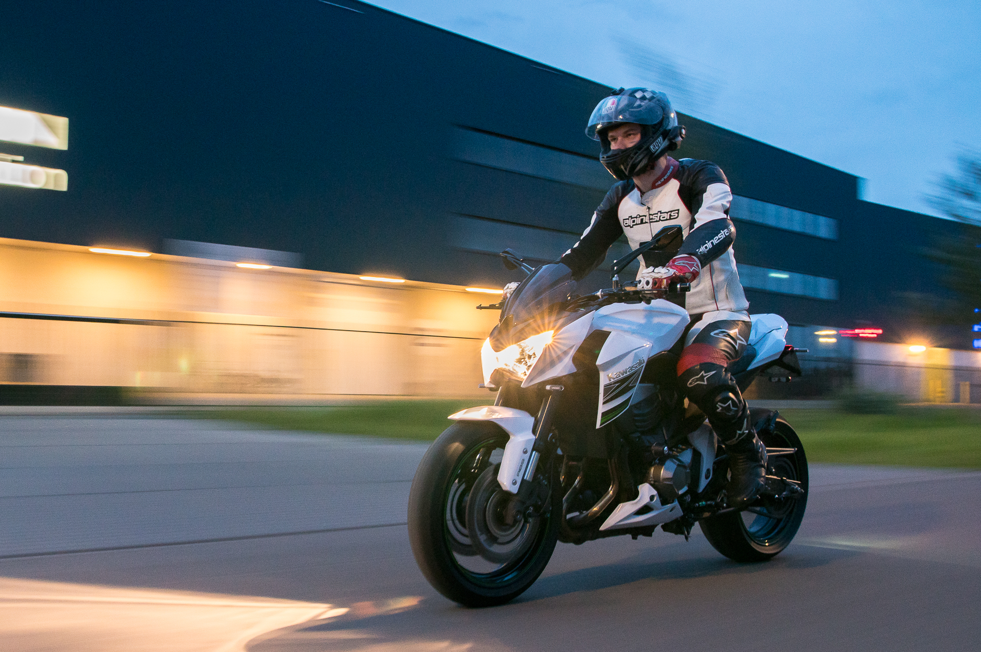 Motor foto Person riding Kawasaki Z800 motorcycle